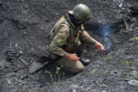 Интенсивная подготовка разведчиков группировки "Юг" из числа военнослужащих ВС РФ на полигоне в ДНР