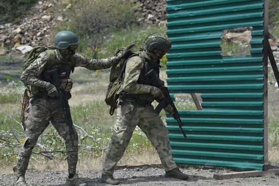 Интенсивная подготовка разведчиков группировки "Юг" из числа военнослужащих ВС РФ на полигоне в ДНР