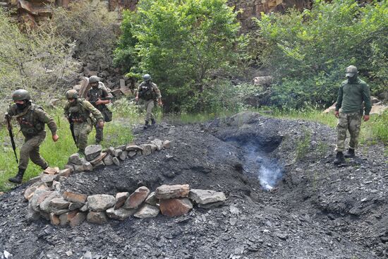 Интенсивная подготовка разведчиков группировки "Юг" из числа военнослужащих ВС РФ на полигоне в ДНР