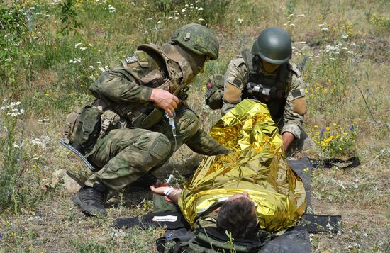 Интенсивная подготовка разведчиков группировки "Юг" из числа военнослужащих ВС РФ на полигоне в ДНР