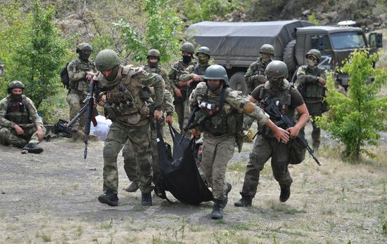 Интенсивная подготовка разведчиков группировки "Юг" из числа военнослужащих ВС РФ на полигоне в ДНР