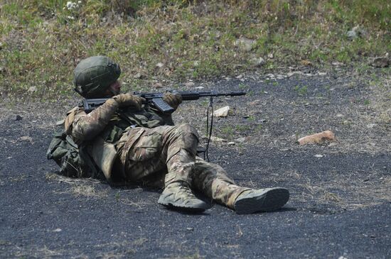 Интенсивная подготовка разведчиков группировки "Юг" из числа военнослужащих ВС РФ на полигоне в ДНР