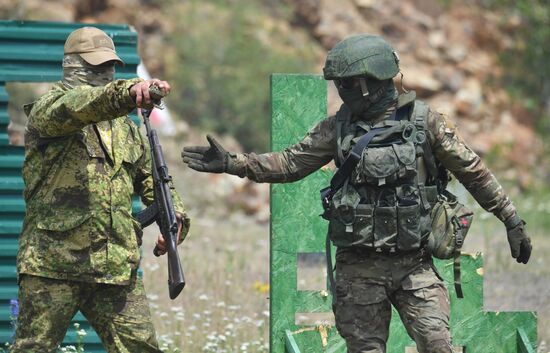 Интенсивная подготовка разведчиков группировки "Юг" из числа военнослужащих ВС РФ на полигоне в ДНР