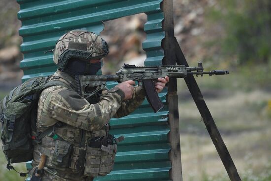 Интенсивная подготовка разведчиков группировки "Юг" из числа военнослужащих ВС РФ на полигоне в ДНР