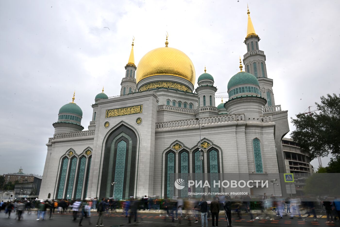 Намаз в Московской соборной мечети по случаю праздника Курбан-байрам