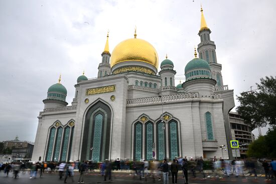 Намаз в Московской соборной мечети по случаю праздника Курбан-байрам