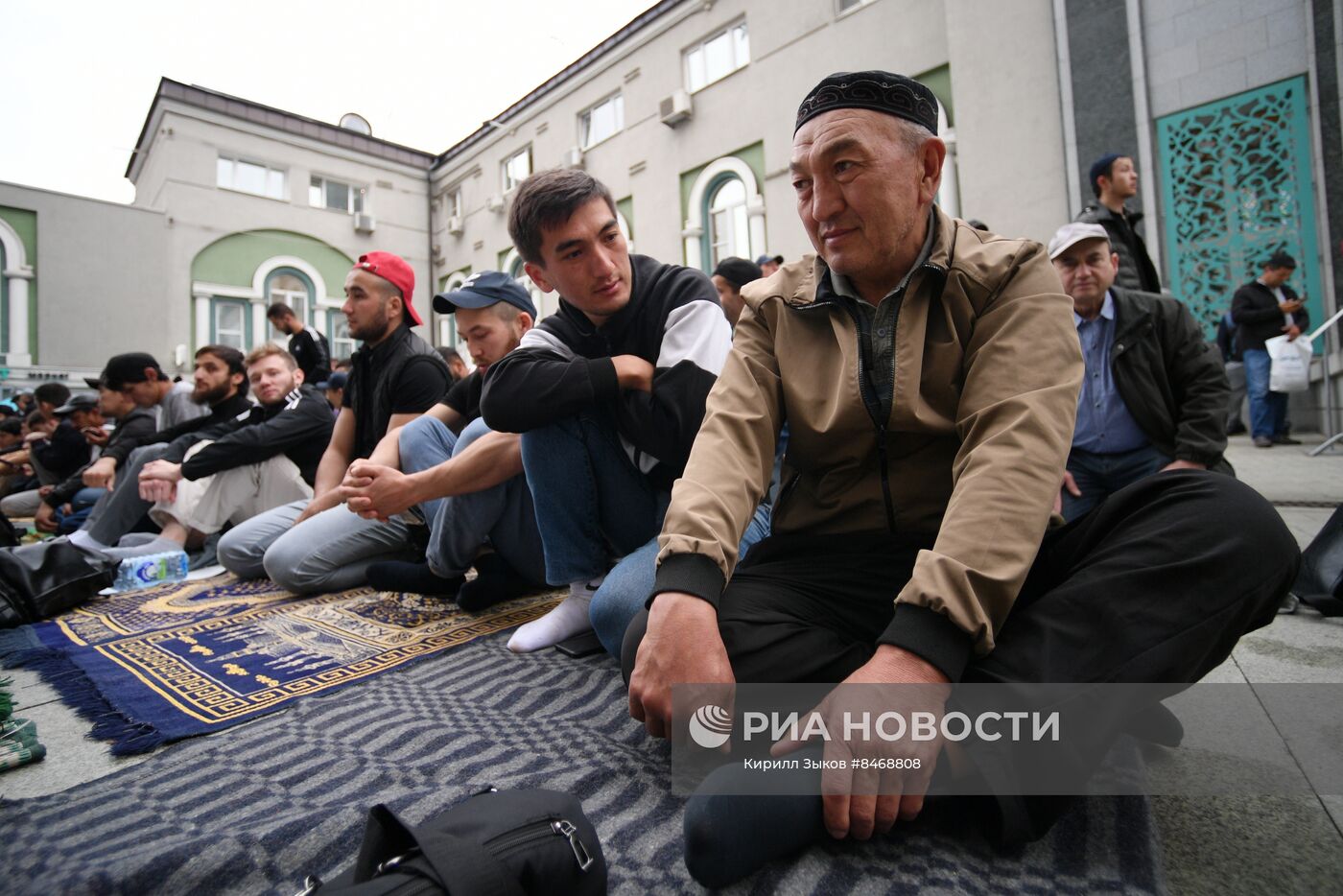 Намаз в Московской соборной мечети по случаю праздника Курбан-байрам