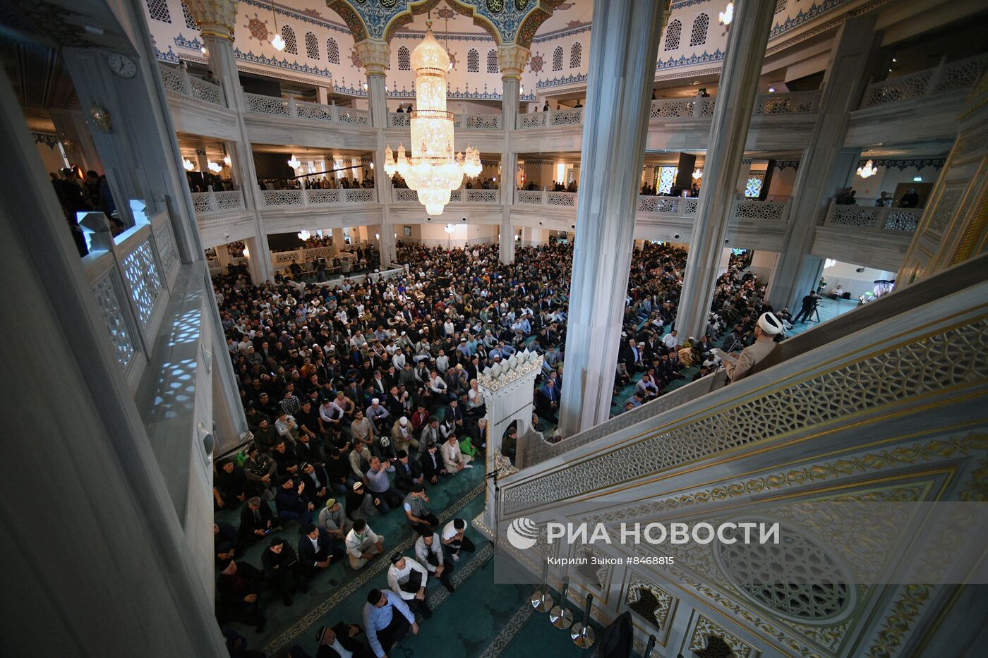 Намаз в Московской соборной мечети по случаю праздника Курбан-байрам