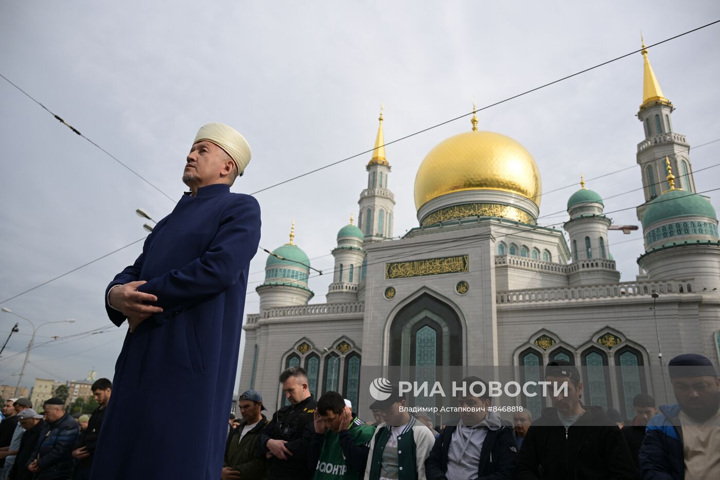 Намаз в Московской соборной мечети по случаю праздника Курбан-байрам