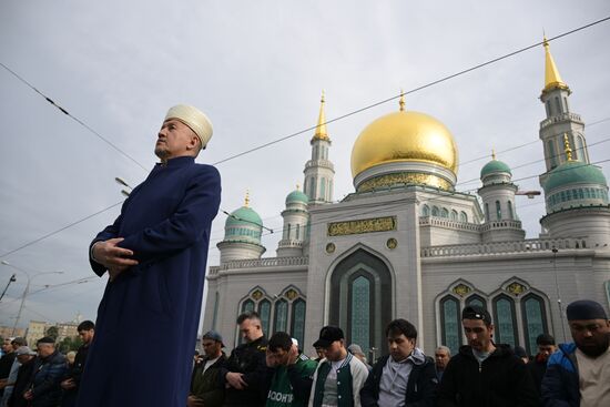 Намаз в Московской соборной мечети по случаю праздника Курбан-байрам