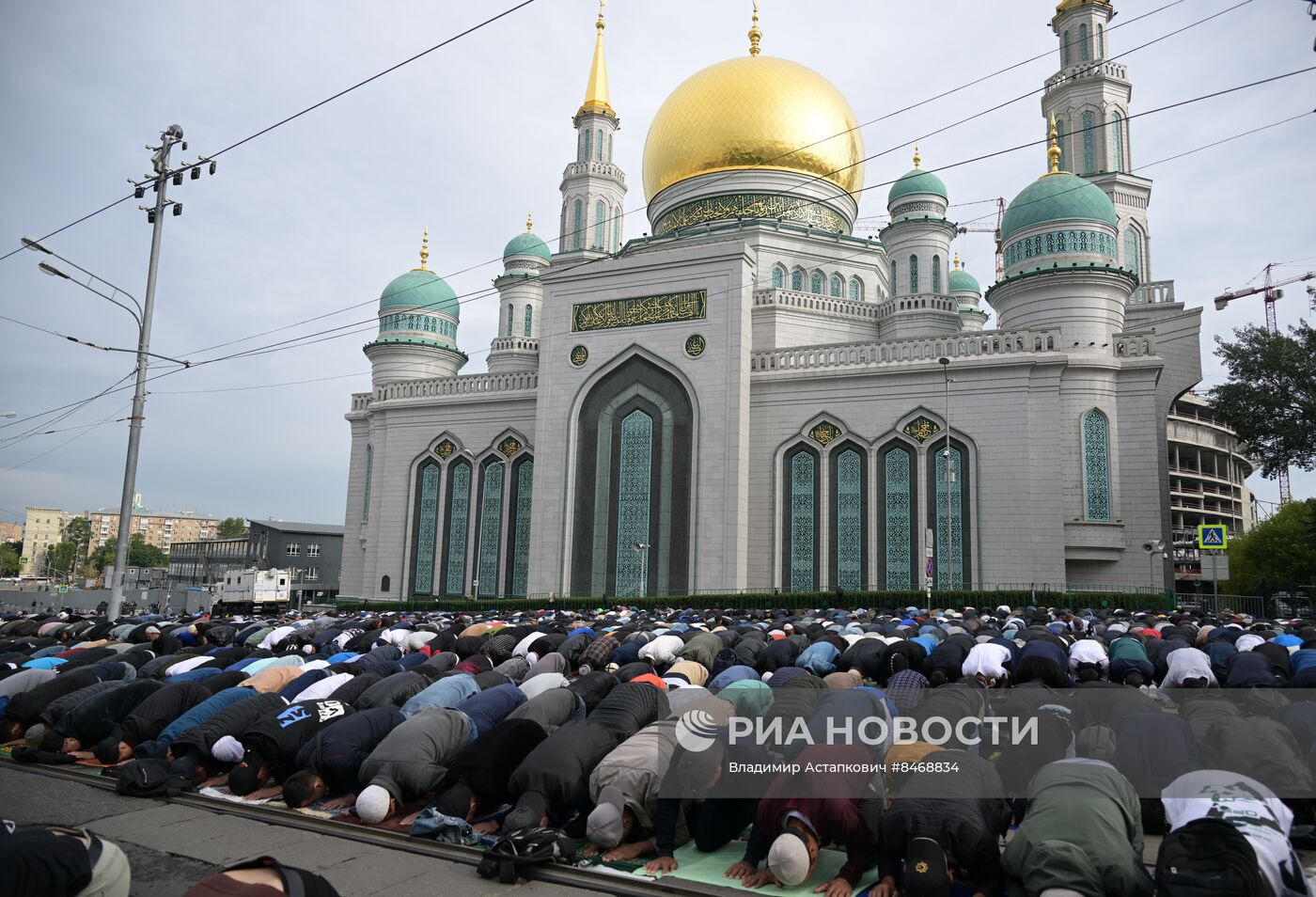 Намаз в Московской соборной мечети по случаю праздника Курбан-байрам