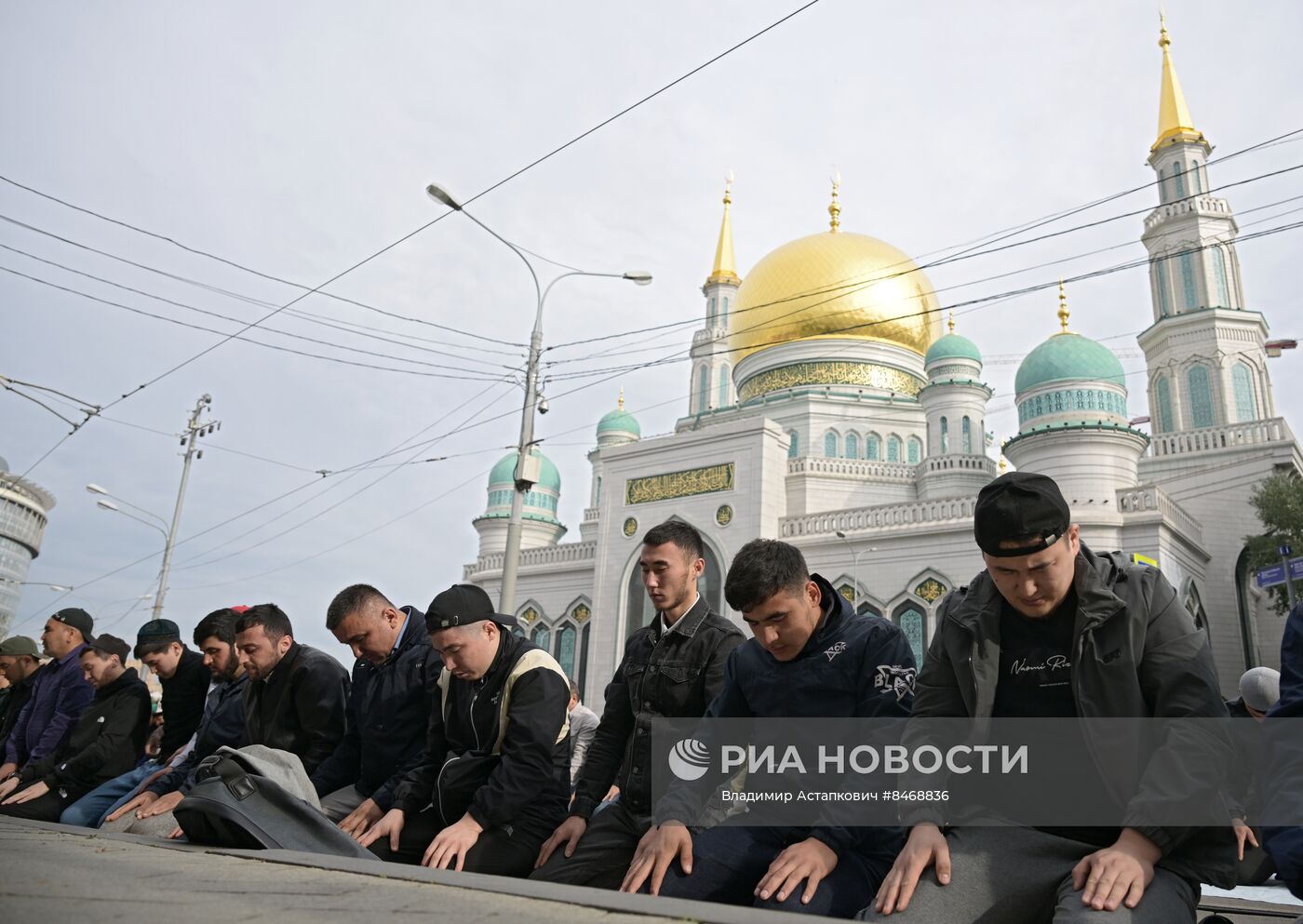 Намаз в Московской соборной мечети по случаю праздника Курбан-байрам