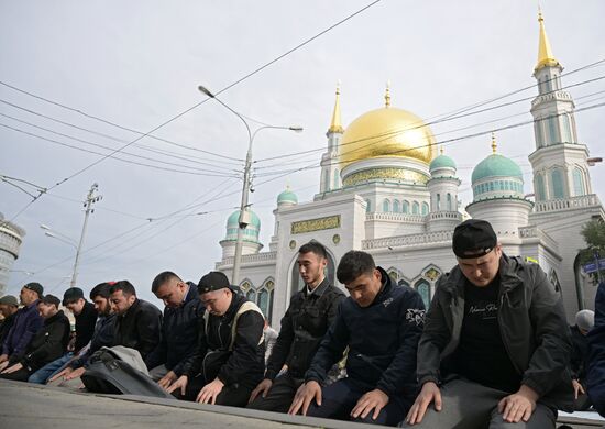 Намаз в Московской соборной мечети по случаю праздника Курбан-байрам