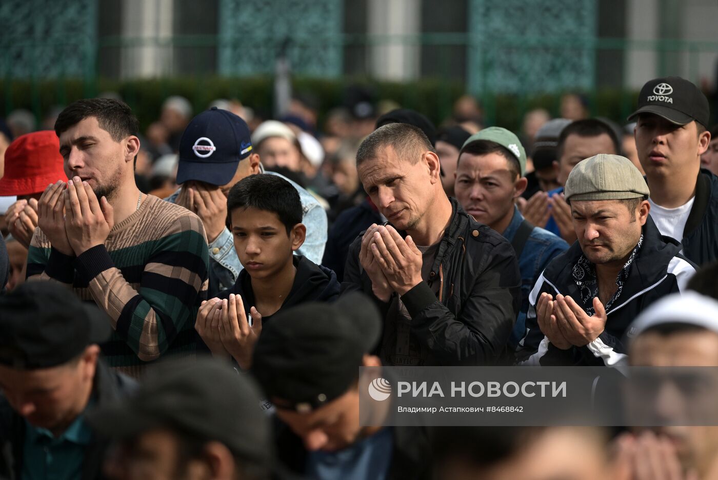 Намаз в Московской соборной мечети по случаю праздника Курбан-байрам