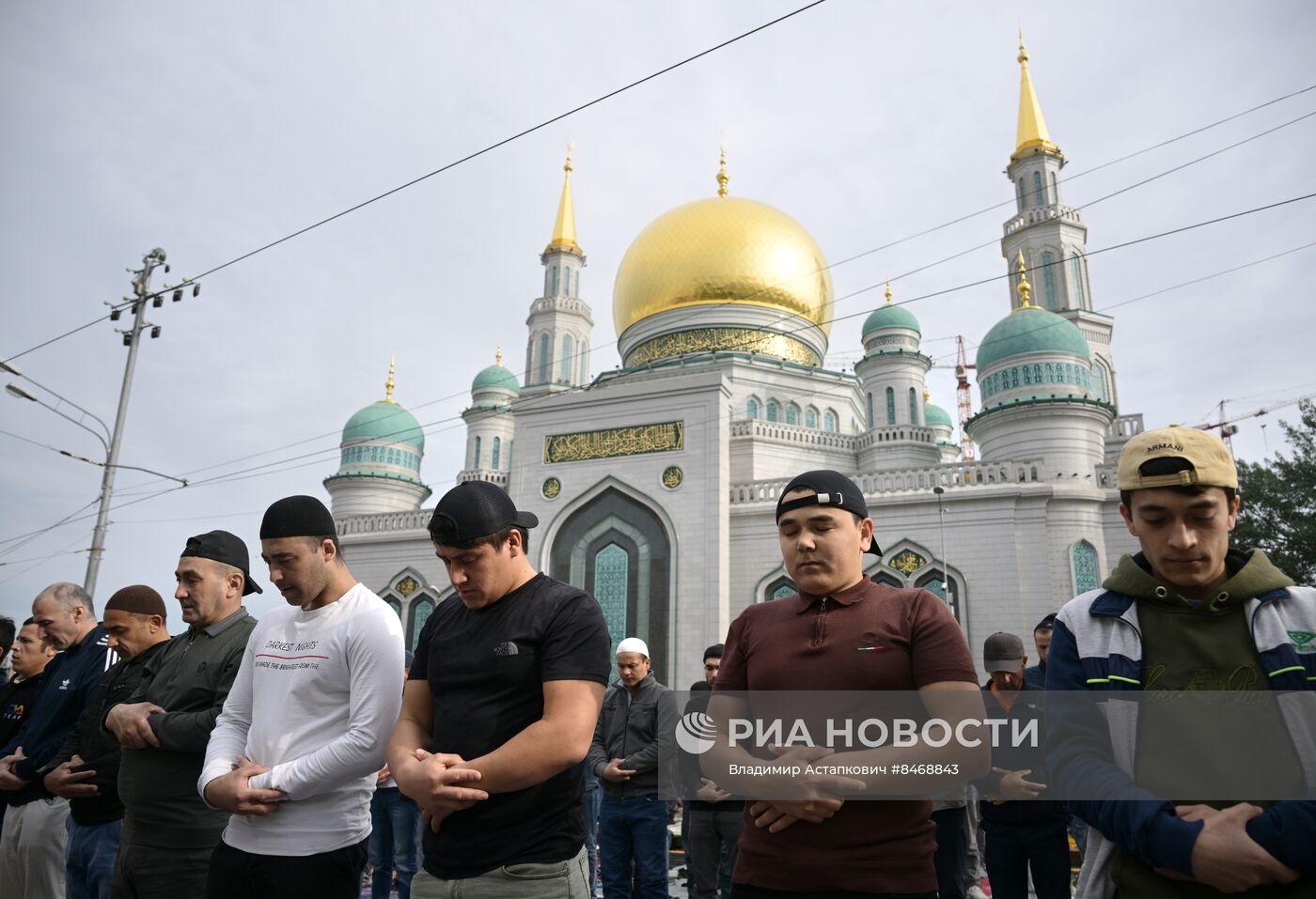 Намаз в Московской соборной мечети по случаю праздника Курбан-байрам