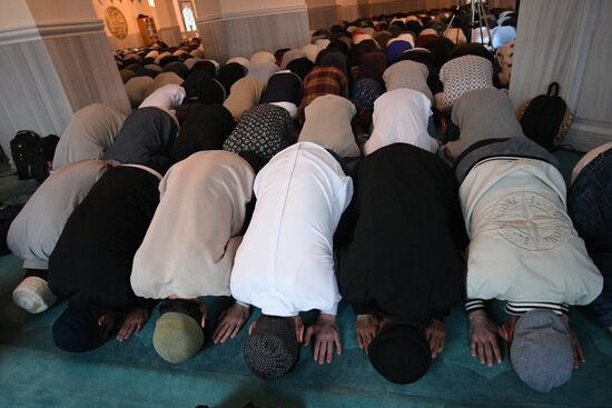 Намаз в Московской соборной мечети по случаю праздника Курбан-байрам