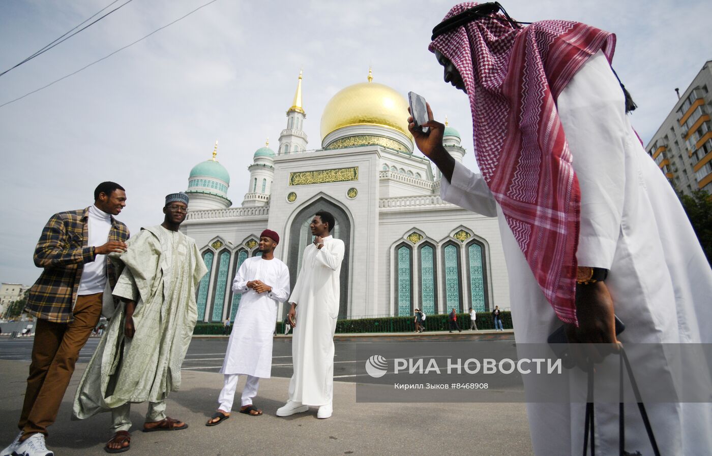 Намаз в Московской соборной мечети по случаю праздника Курбан-байрам