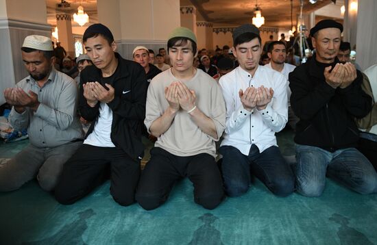 Намаз в Московской соборной мечети по случаю праздника Курбан-байрам