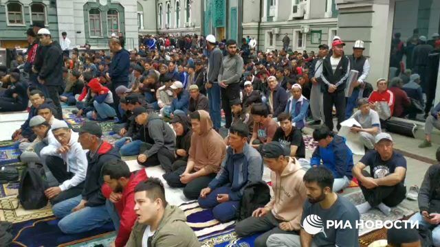 Тысячи мусульман приняли участие в торжественной молитве по случаю Курбан-байрама