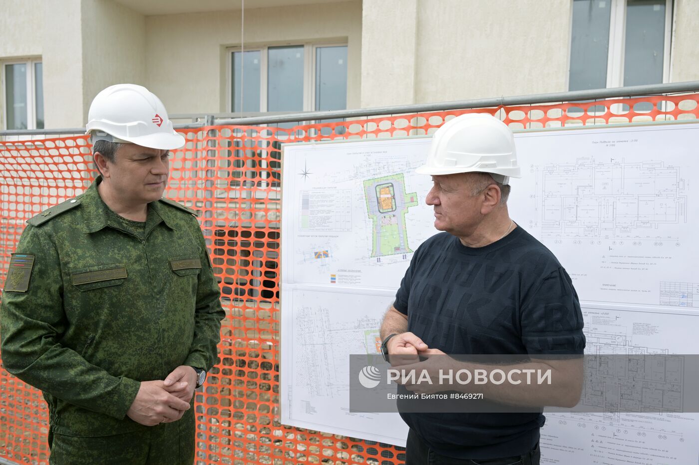 Врио главы ЛНР Л. Пасечник проинспектировал объект жилищного строительства в Луганске