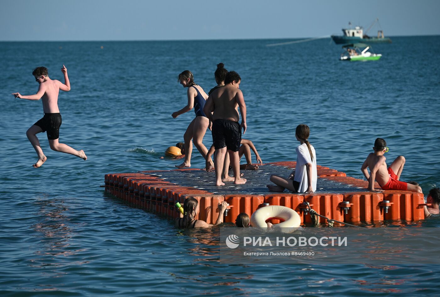 Пляжный отдых туристов в Сочи