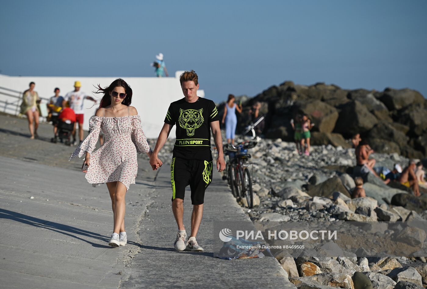 Пляжный отдых туристов в Сочи