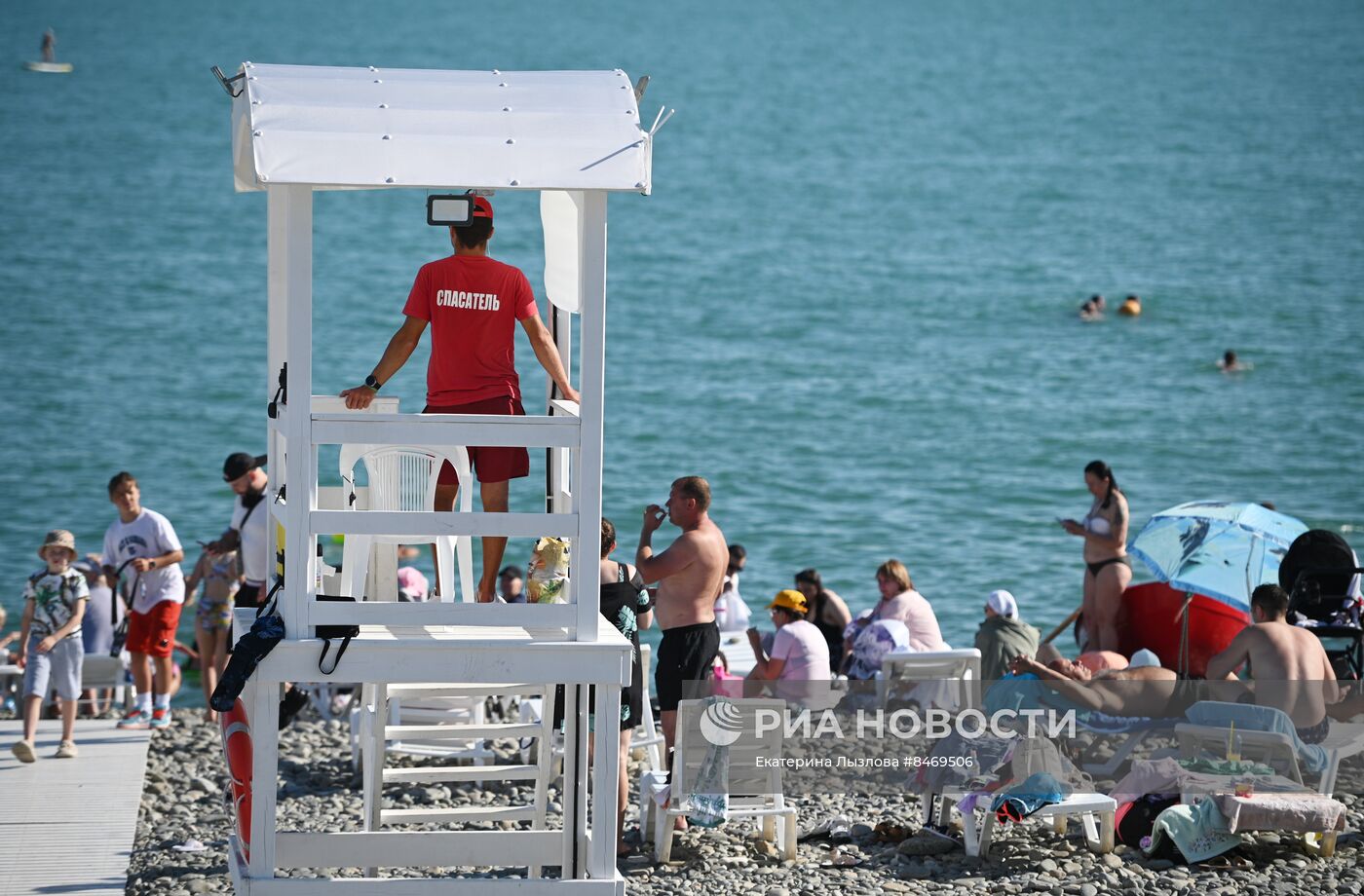 Пляжный отдых туристов в Сочи