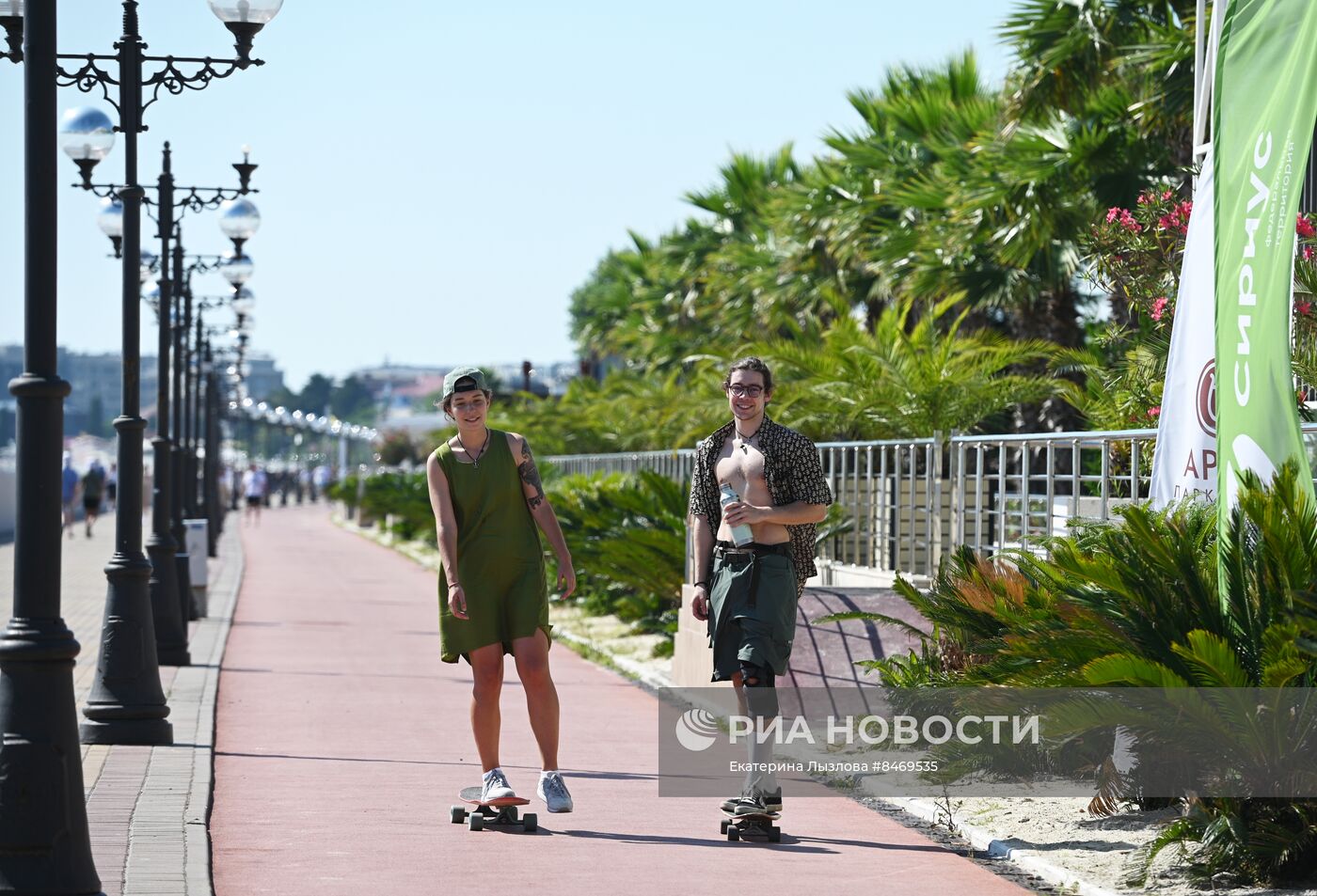 Пляжный отдых туристов в Сочи