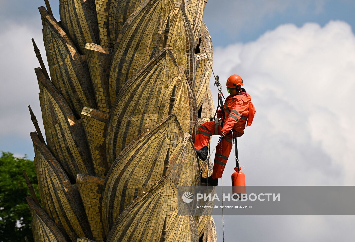 Промывка фонтана "Золотой колос" на ВДНХ
