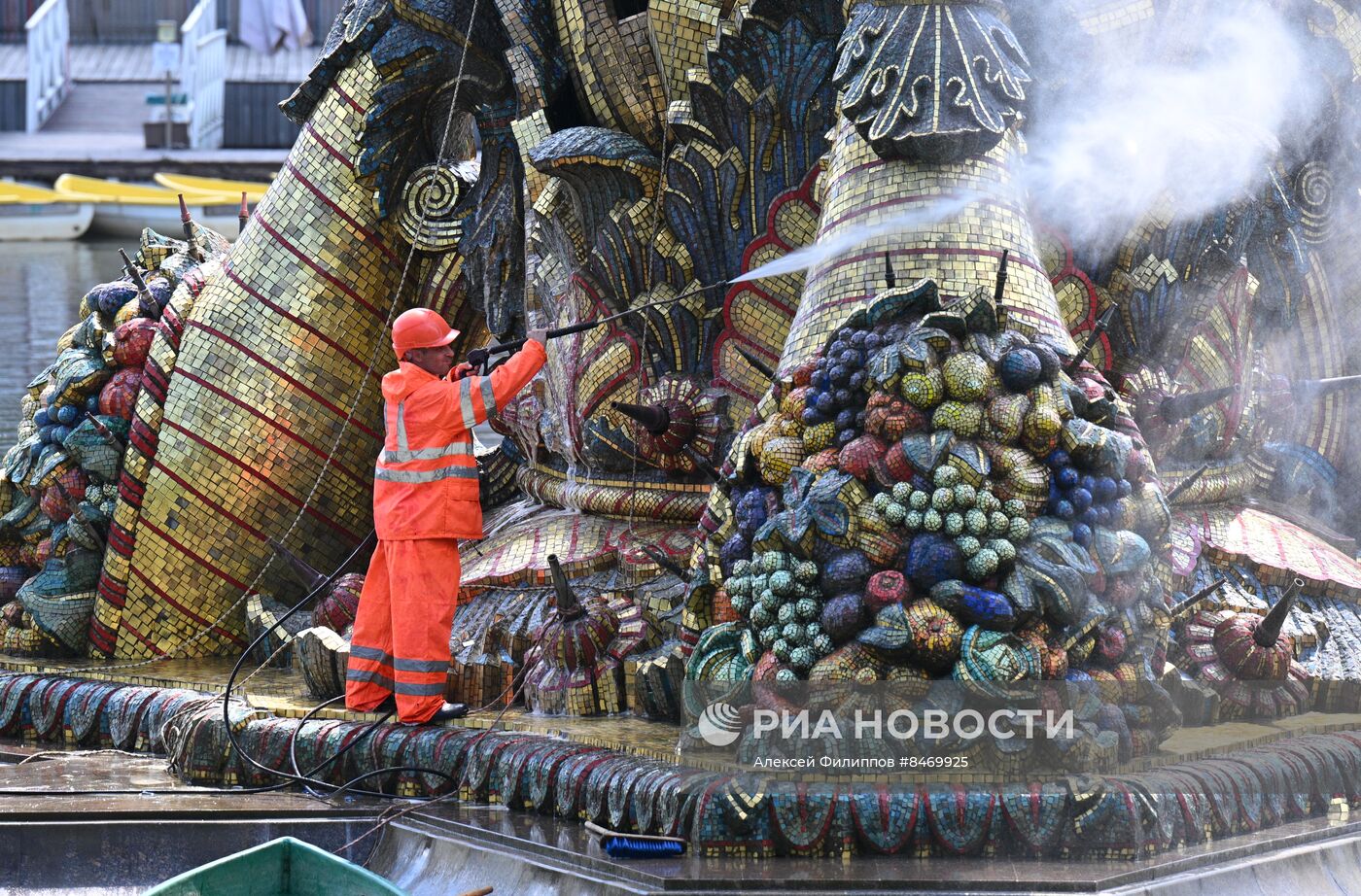 Промывка фонтана "Золотой колос" на ВДНХ