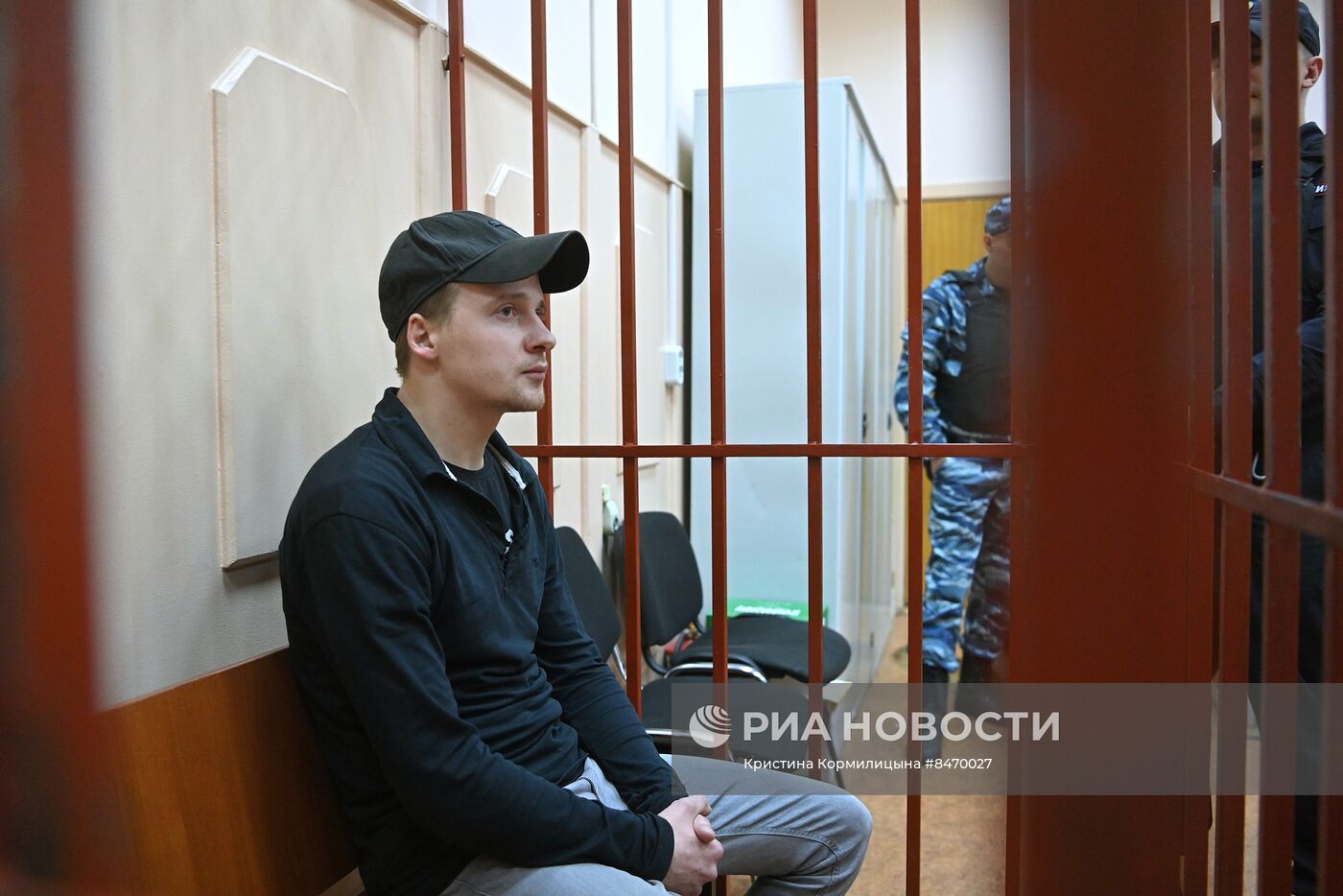Рассмотрение ходатайства о продлении ареста обвиняемому в покушении на З. Прилепина