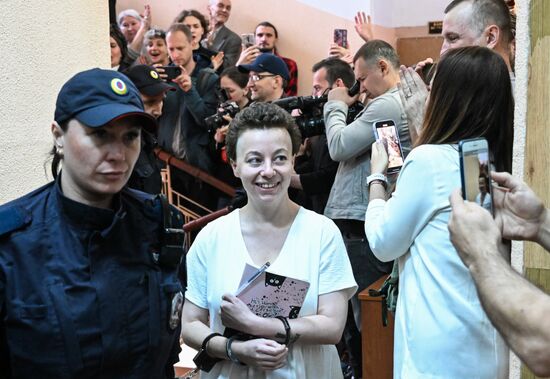 Рассмотрение ходатайства о продлении ареста режиссеру Е. Беркович и драматургу С. Петрийчук 