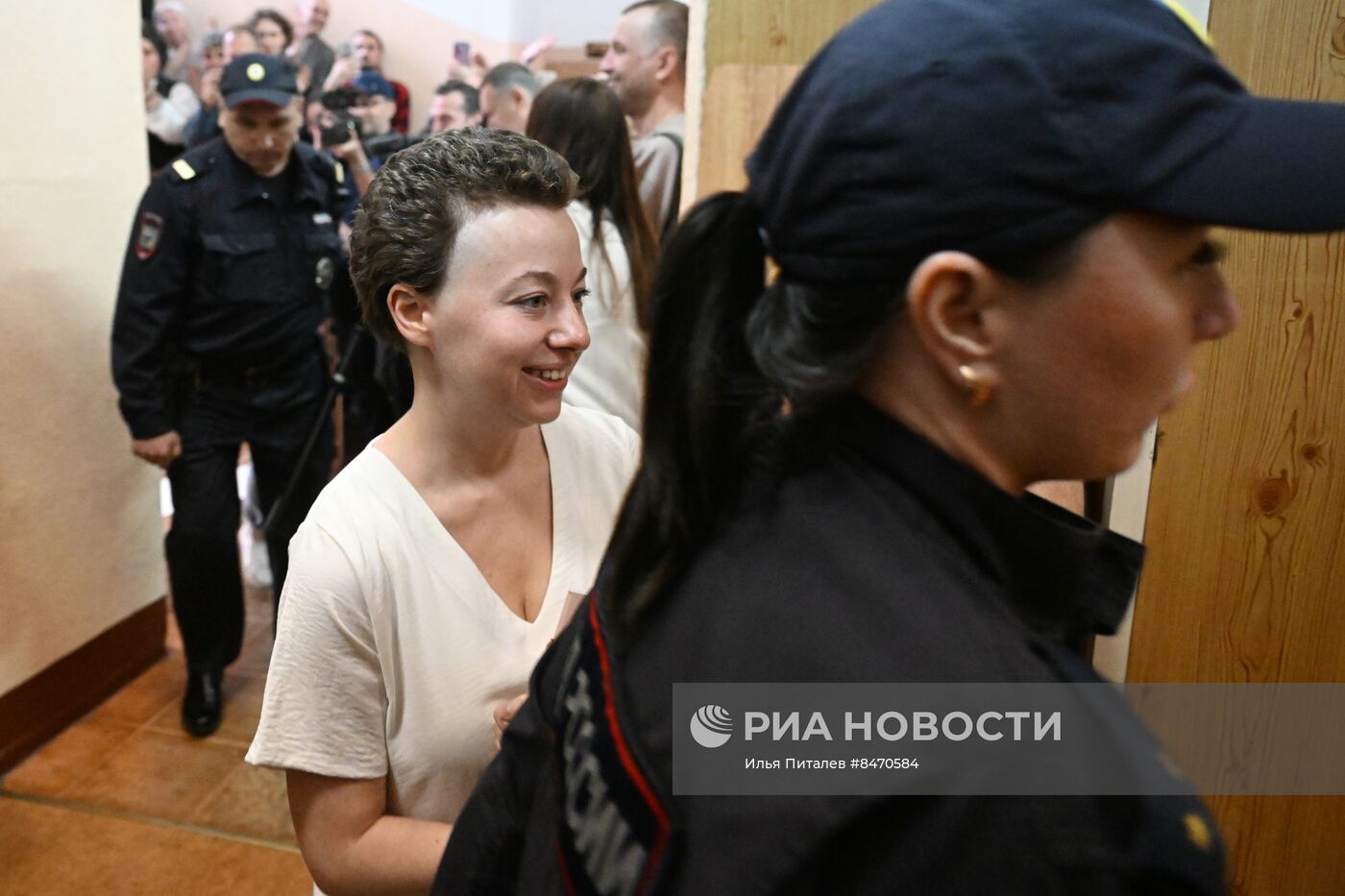 Рассмотрение ходатайства о продлении ареста режиссеру Е. Беркович и драматургу С. Петрийчук 