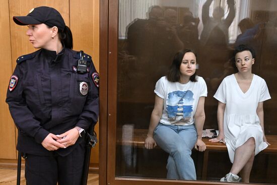 Рассмотрение ходатайства о продлении ареста режиссеру Е. Беркович и драматургу С. Петрийчук 