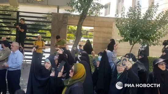 Акция протеста у шведского посольства в Тегеране в связи с сожжением Корана в Стокгольме