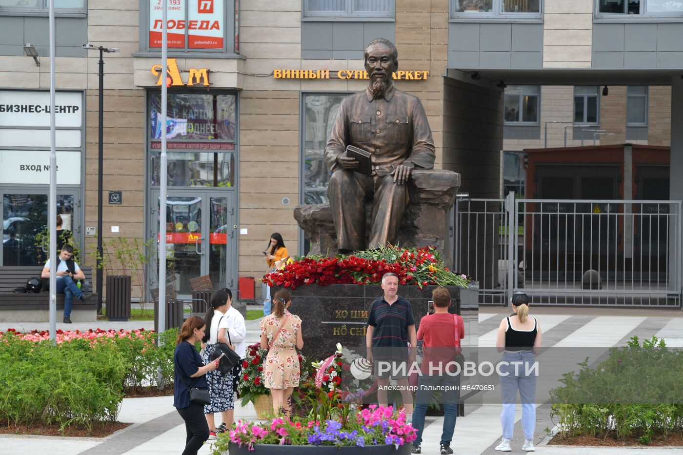Памятник Хо Ши Мину в Санкт-Петербурге