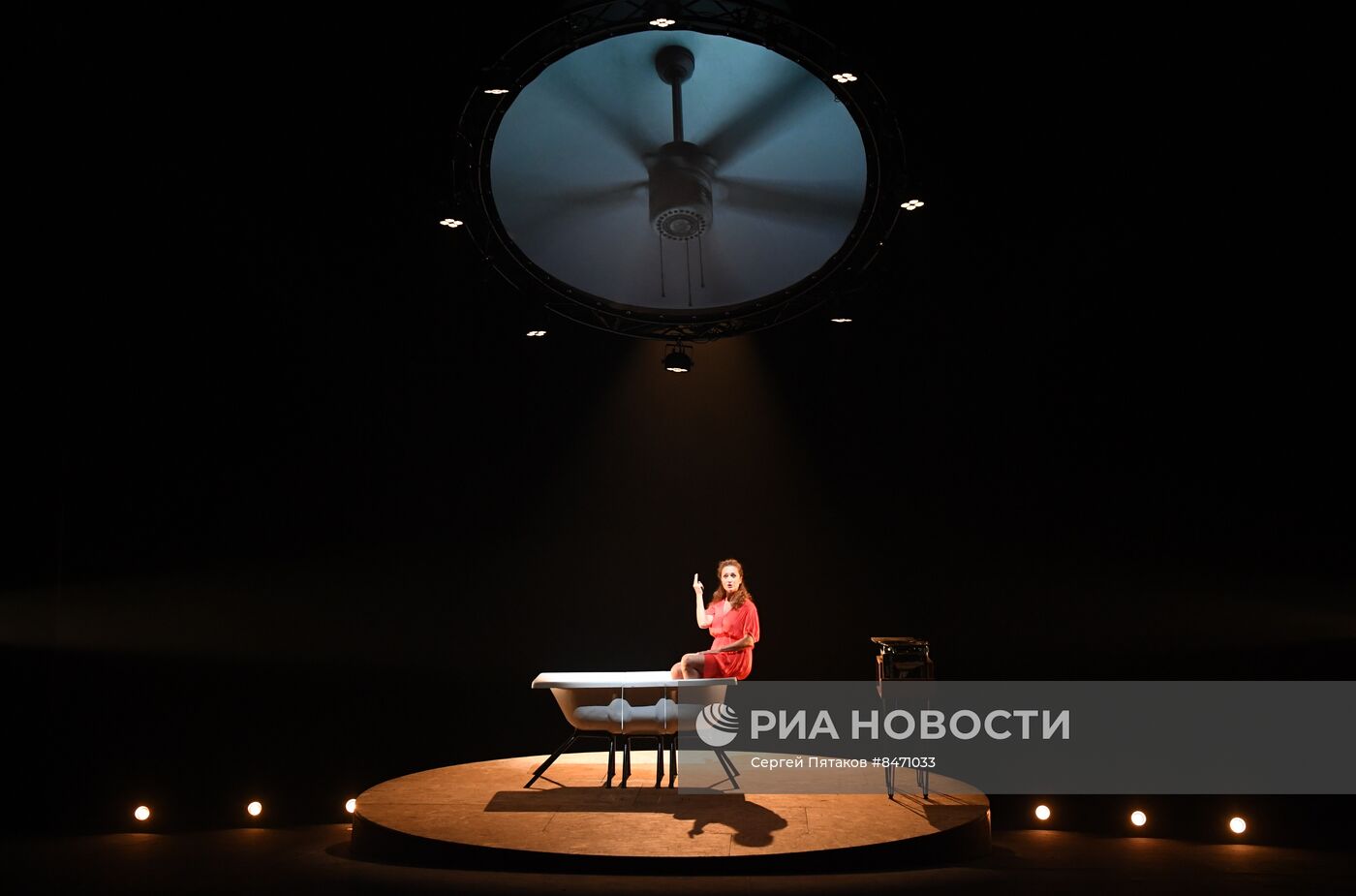Спектакль "Наедине" в Театре на Таганке