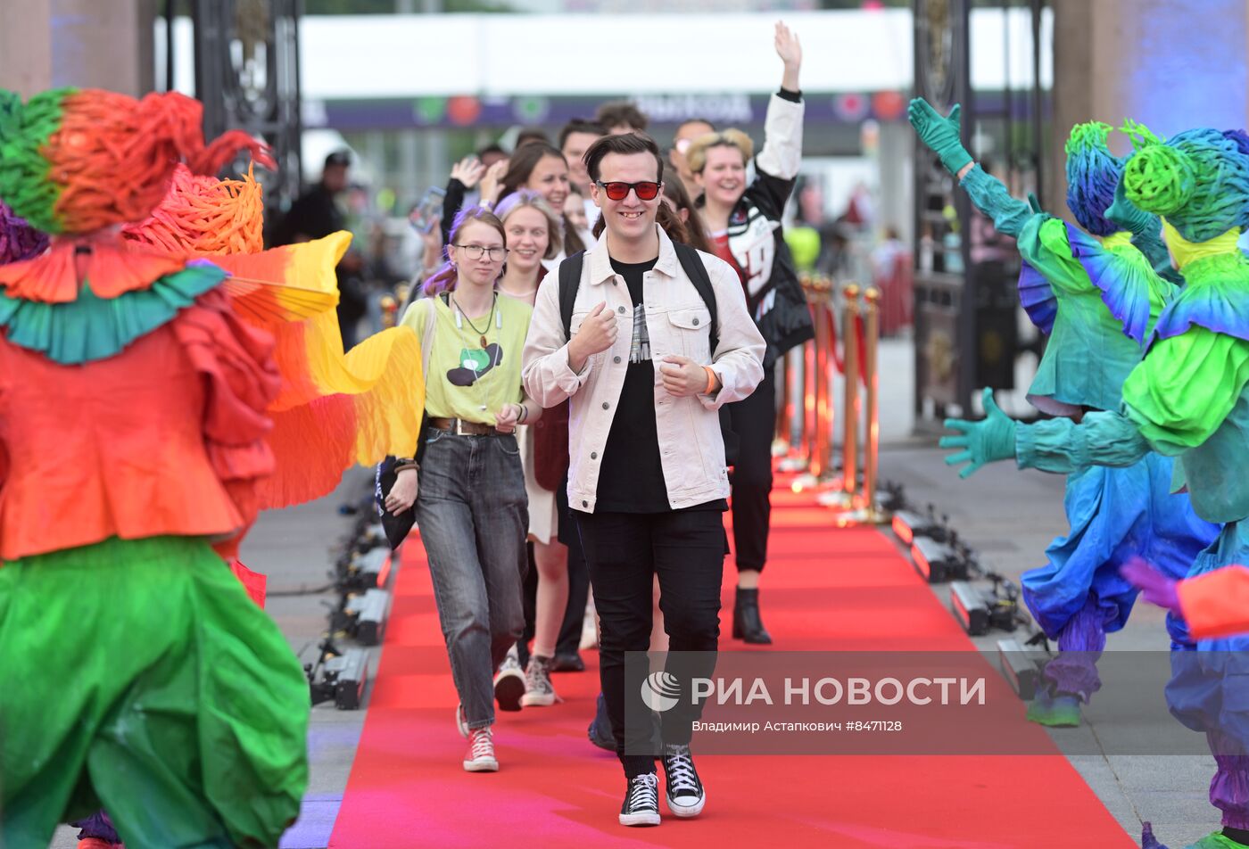 Парк горького выпускной 2024 программа. Выпускной в парке Горького. Выпускной в парке Горького в Москве 2014. Выпускной в парке Горького в Москве 2013.