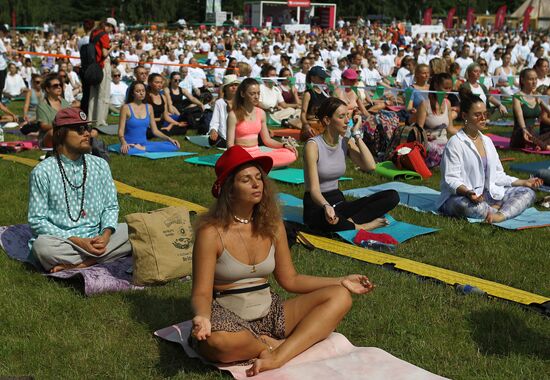 9-й Международный день йоги Yoga Day Russia