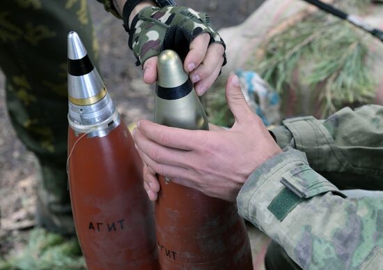 Артиллерия 2-го армейского корпуса Южной группировки войск ведет огонь агитационными снарядами по позициям ВСУ