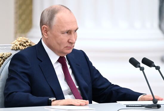 Президент РФ В. Путин встретился с выпускниками РАНХиГС