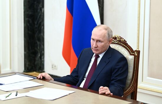 Президент РФ В. Путин провел совещание с членами правительства РФ