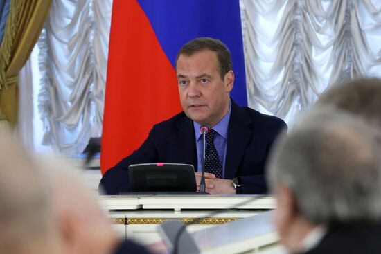 Зампред Совета безопасности РФ Д. Медведев провел совещание по вопросам доукомплектования вооруженных сил РФ контрактниками