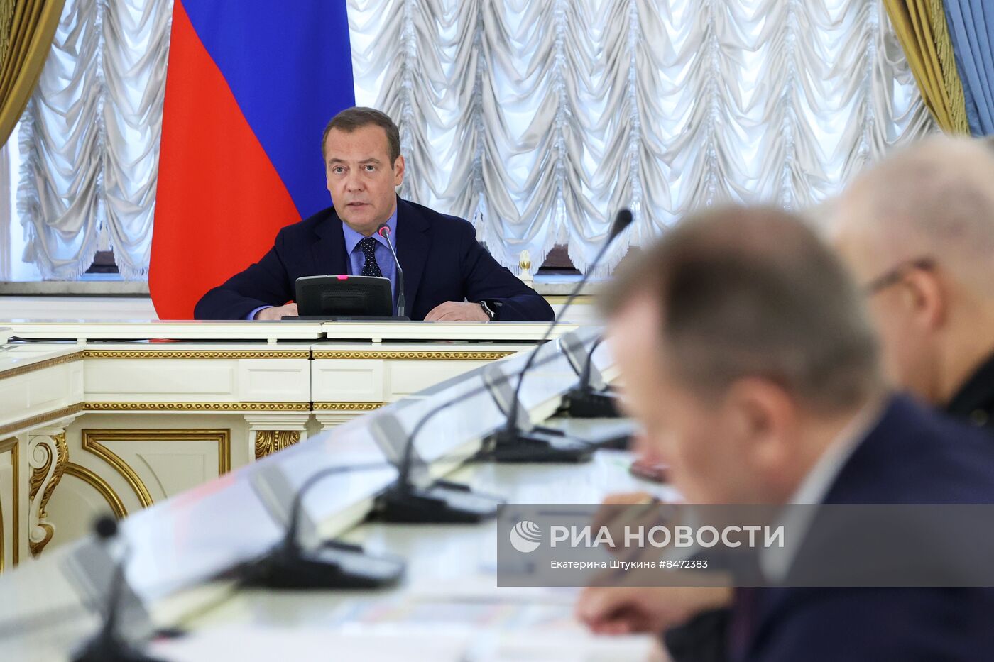 Зампред Совета безопасности РФ Д. Медведев провел совещание по вопросам доукомплектования вооруженных сил РФ контрактниками