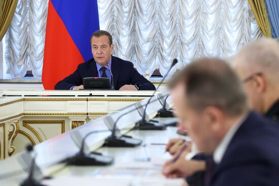 Зампред Совета безопасности РФ Д. Медведев провел совещание по вопросам доукомплектования вооруженных сил РФ контрактниками