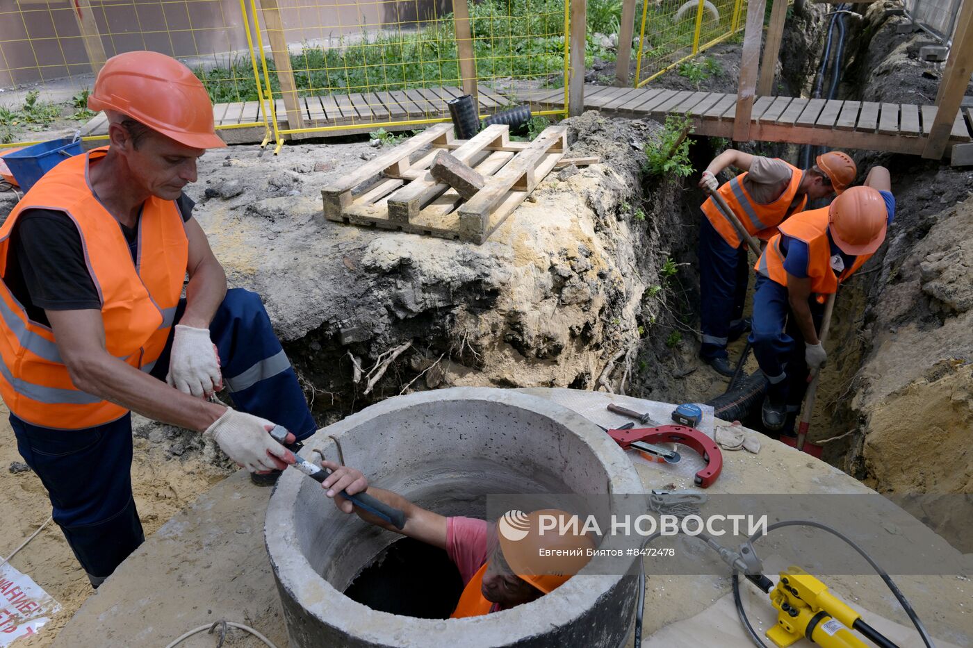 Замена аварийных участков сетей теплоснабжения московскими специалистами в Луганске