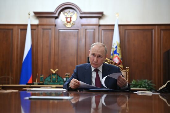 Президент РФ В. Путин провел рабочую встречу с премьер-министром РФ М. Мишустиным