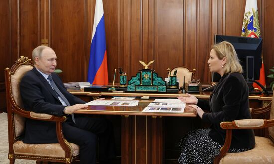 Президент РФ В. Путин встретился с министром культуры РФ О. Любимовой