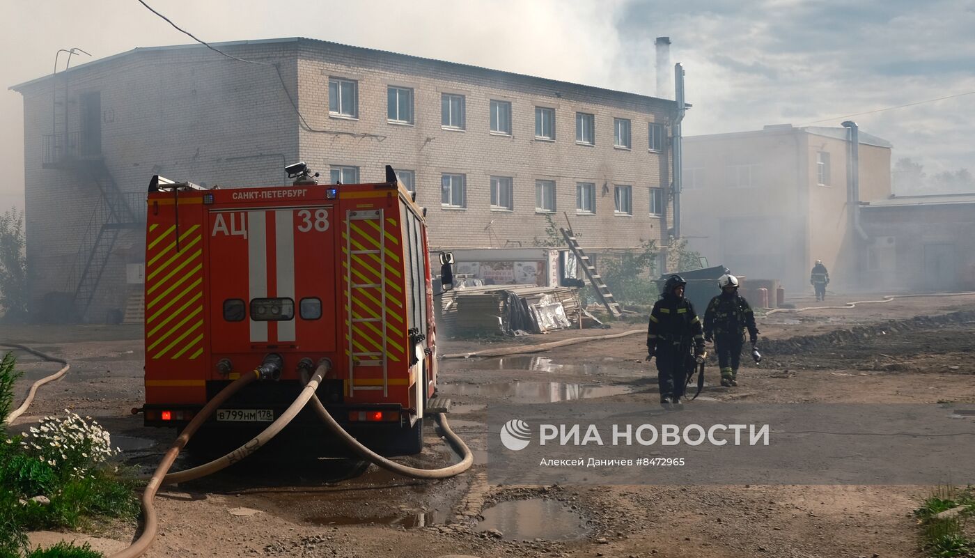 Пожар на складе с покрышками в Петербурге