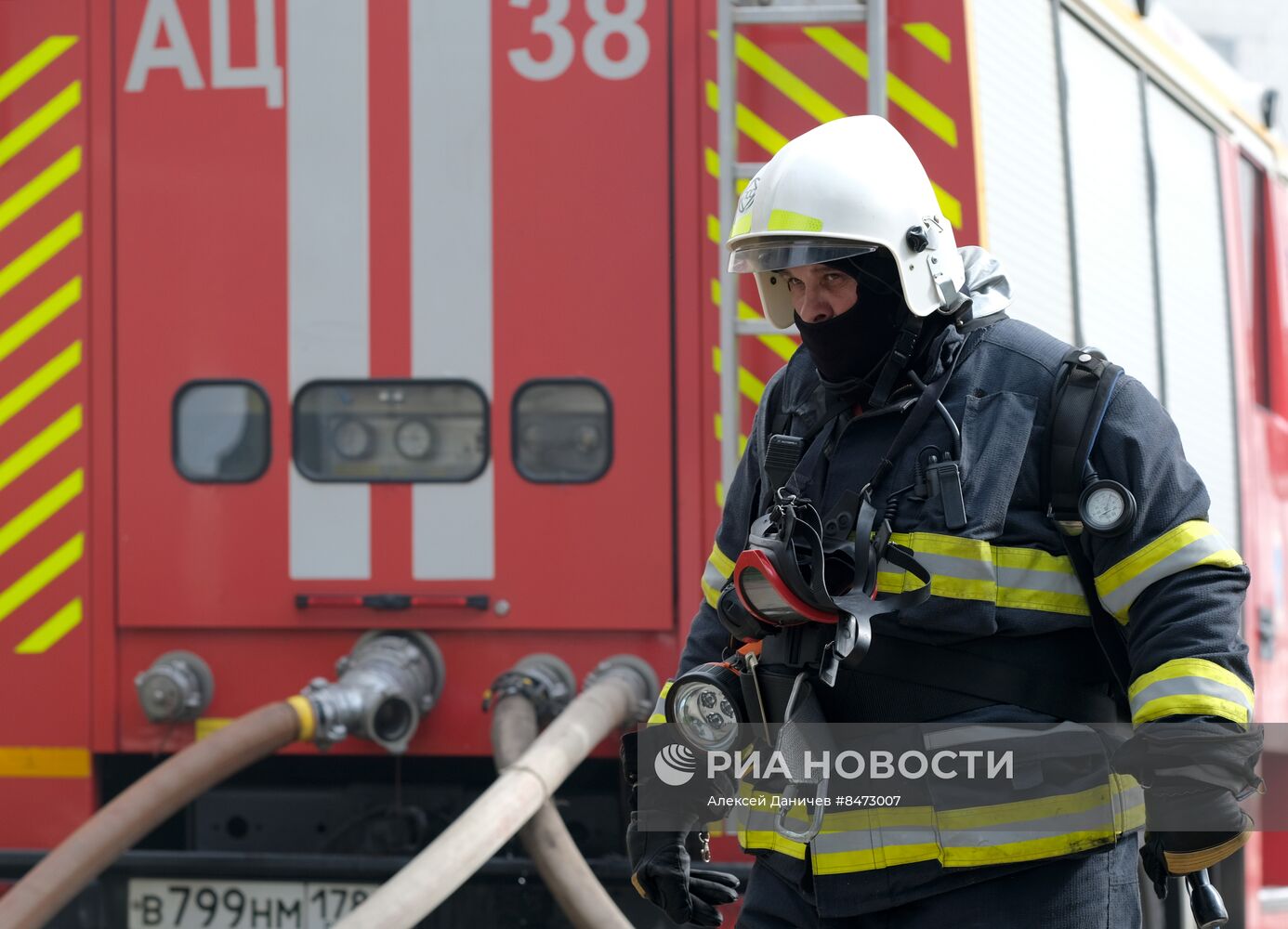 Пожар на складе с покрышками в Петербурге